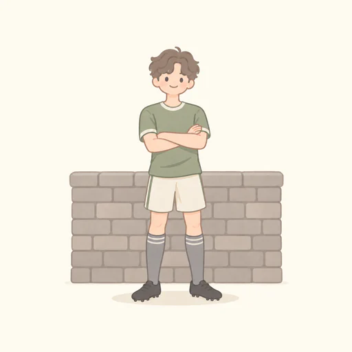 쿨한 철벽 수비수 모습의 인물 한 명. 소품은 축구 수비수 운동복과 등 뒤의 낮은 벽돌 무늬 벽. 담담한 미소로 팔짱을 끼고 낮은 벽 앞에 여유롭게 서 있는 모습. 얼굴을 단순화한 20대 남성으로 표현한 따뜻한 카툰풍. 부드러운 파스텔에 세이지 포인트 색 하나, 중앙 정사각 구도와 단색 배경, 글자 없음.